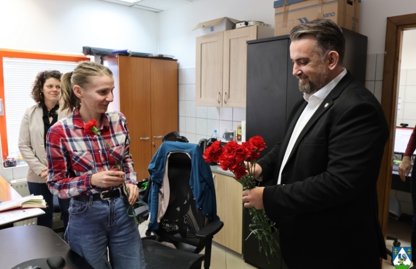 Zaposlenicama Županijske uprave uručeno cvijeće povodom Dana žena