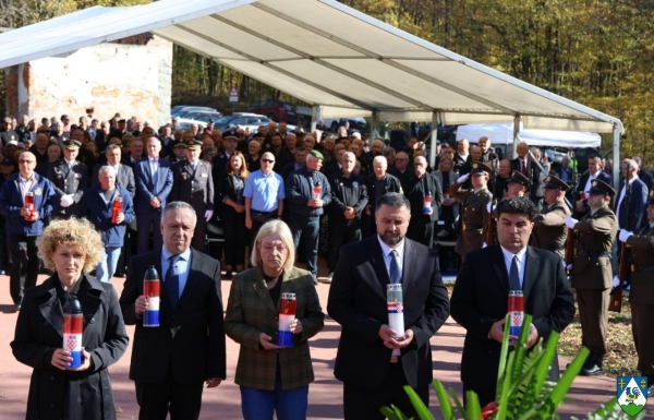 Zamjenik Rajn odao počast poginulim braniteljima na spomen području Trokut – Novska