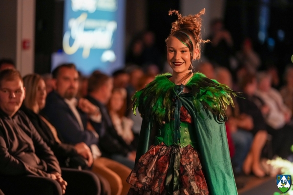 Raskoš kreacija domaćih obrtnika na Reviji frizura i modnoj reviji