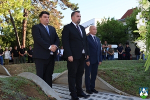 Položeni vijenci i zapaljene svijeće uoči Dana pobjede i domovinske zahvalnosti i Dana hrvatskih branitelja