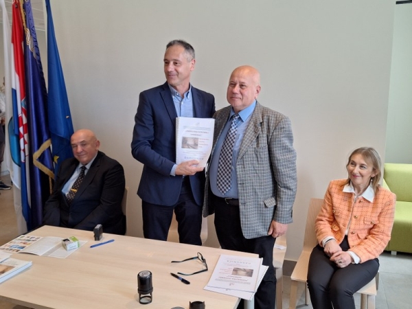 Veteranskom centru u Sinju darovana likovna djela s radionice Peski -Art 2023.