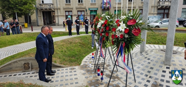 Uoči Dana pobjede i domovinske zahvalnosti i Dana hrvatskih branitelja položeni vijenci i zapaljene svijeće