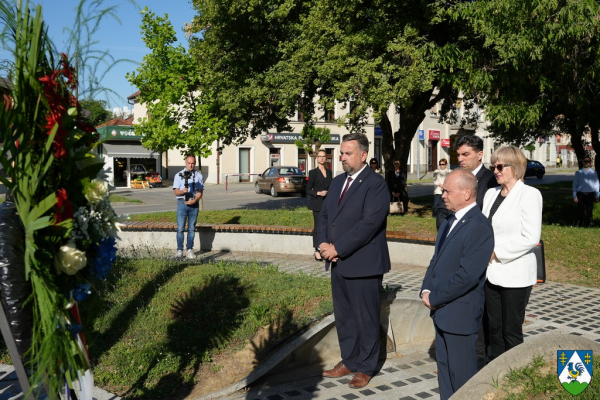 Uz polaganje vijenaca i paljenje svijeća obilježen Dan državnosti