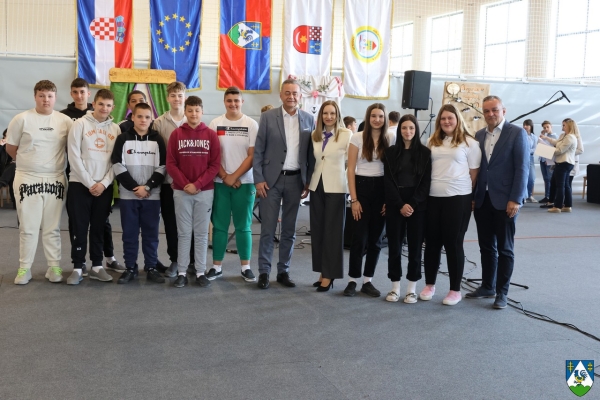 Vrijedni učenici pokazali kreativnost na 14. Županijskoj smotri učeničkih zadruga u Rasinji