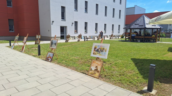 Veteranskom centru Petrinja uručeni likovi radovi nastali na radionici Peski-Art 2025. Đurđevac