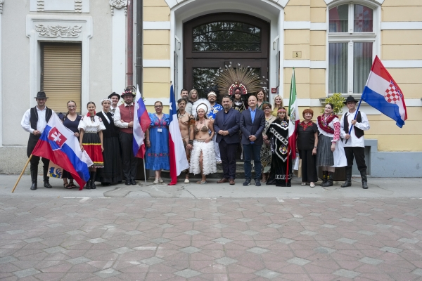 Sudionici 19. Međunarodnog festivala folklora &bdquo;Iz bakine &scaron;krinje&ldquo; na svečanom prijemu u županijskoj upravi
